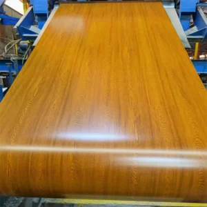 Lámina metálica con película laminada con vetas de madera